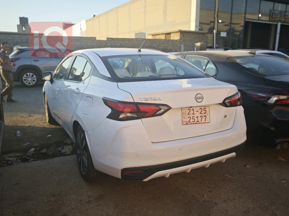 نيسان فيرسا